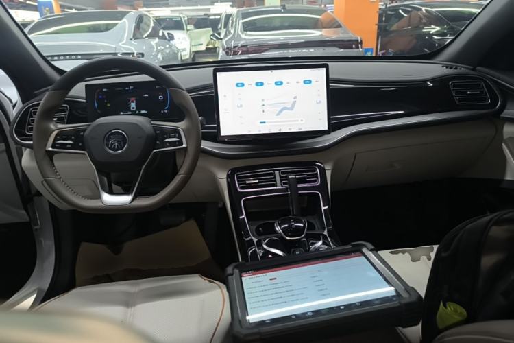 Used BYD Qin PLUS 2023 Champion Edition DM-i 120KM Beyond Model Center Console