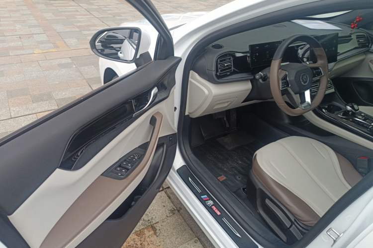 Used BYD Qin PLUS 2023 Champion Edition DM-i 55KM Leading Model Driver Seat