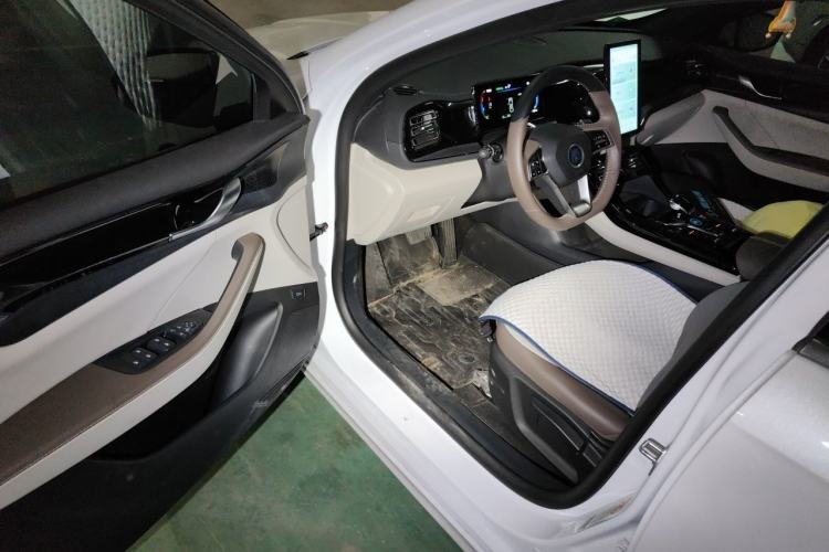 Used BYD Qin PLUS 2023 Champion Edition DM-i 55KM Leading Model Driver Seat