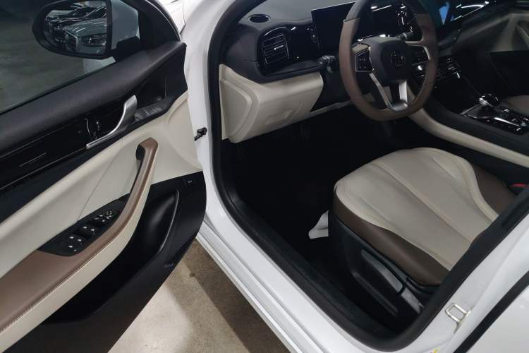 Used BYD Qin PLUS 2023 Champion Edition DM-i 55KM Leading Model Driver Seat