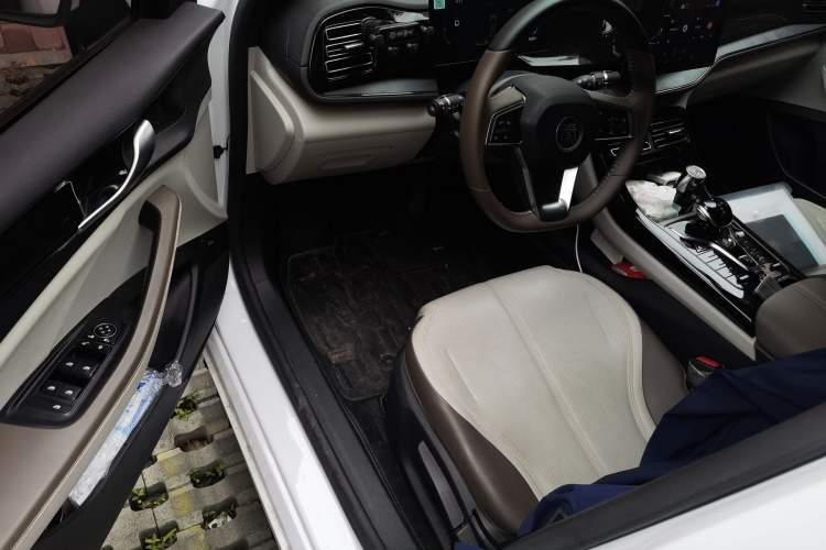 Used BYD Qin PLUS 2023 Champion Edition DM-i 55KM Leading Model Driver Seat