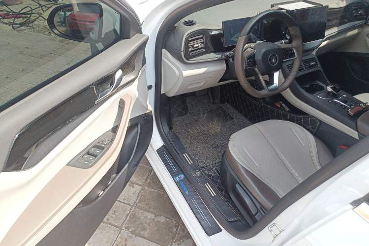 Used BYD Qin PLUS 2023 Champion Edition DM-i 55KM Leading Model Driver Seat