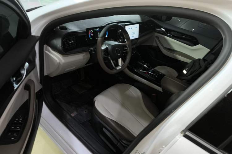Used BYD Qin PLUS 2023 Champion Edition DM-i 55KM Leading Model Driver Seat