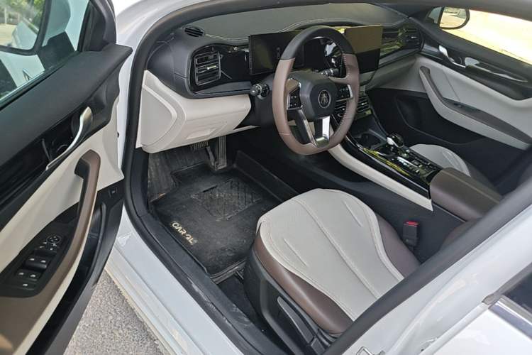 Used BYD Qin PLUS 2023 Champion Edition DM-i 55KM Leading Model Driver Seat