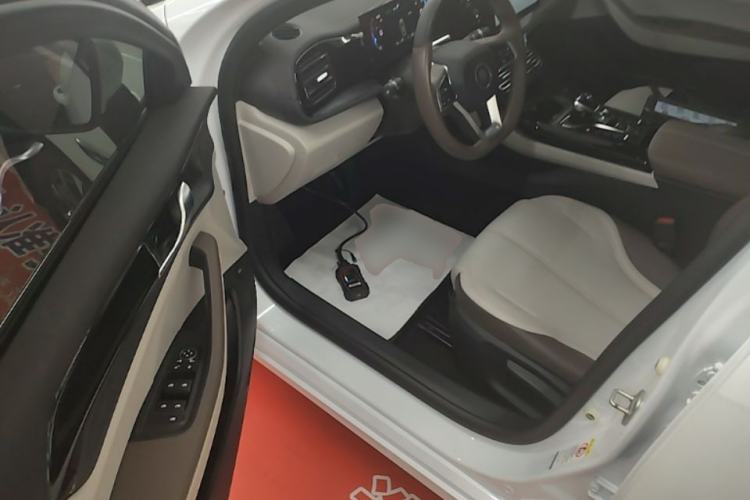Used BYD Qin PLUS 2023 Champion Edition DM-i 55KM Leading Model Driver Seat