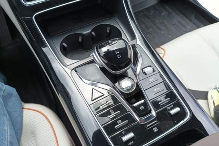 Used BYD Qin PLUS 2023 Champion Edition DM-i 55KM Superior Model Gear Lever