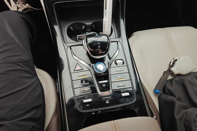 Used BYD Qin PLUS 2023 Champion Edition DM-i 55KM Leading Model Gear Lever