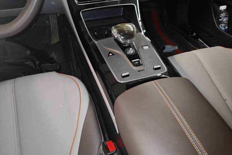 Used BYD Qin PLUS 2023 Champion Edition DM-i 55KM Superior Model Gear Lever