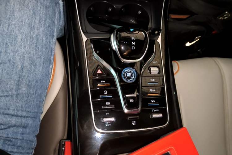 Used BYD Qin PLUS 2023 Champion Edition DM-i 55KM Superior Model Gear Lever