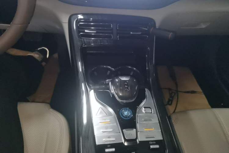 Used BYD Qin PLUS 2023 Champion Edition DM-i 55KM Leading Model Gear Lever