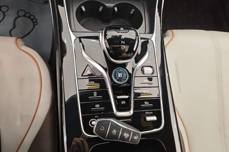 Used BYD Qin PLUS 2023 Champion Edition DM-i 120KM Beyond Model Gear Lever