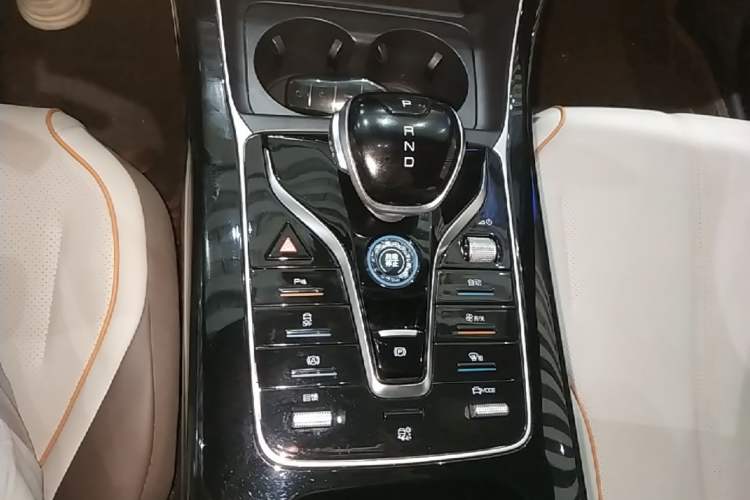 Used BYD Qin PLUS 2023 Champion Edition EV 420KM Leading Model Gear Lever