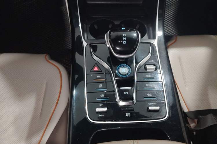 Used BYD Qin PLUS 2023 Champion Edition DM-i 120KM Leading Model Gear Lever