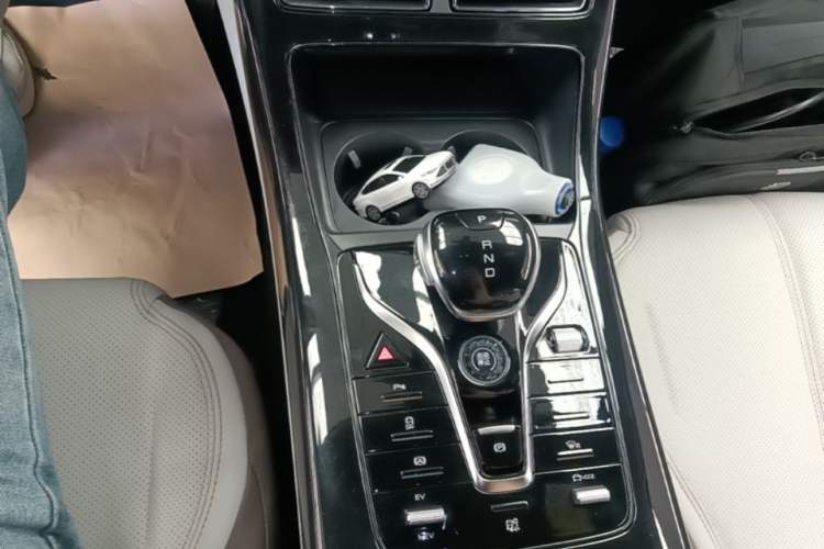 Used BYD Qin PLUS 2023 Champion Edition DM-i 55KM Leading Model Gear Lever