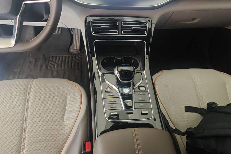Used BYD Qin PLUS 2023 Champion Edition DM-i 120KM Beyond Model Gear Lever