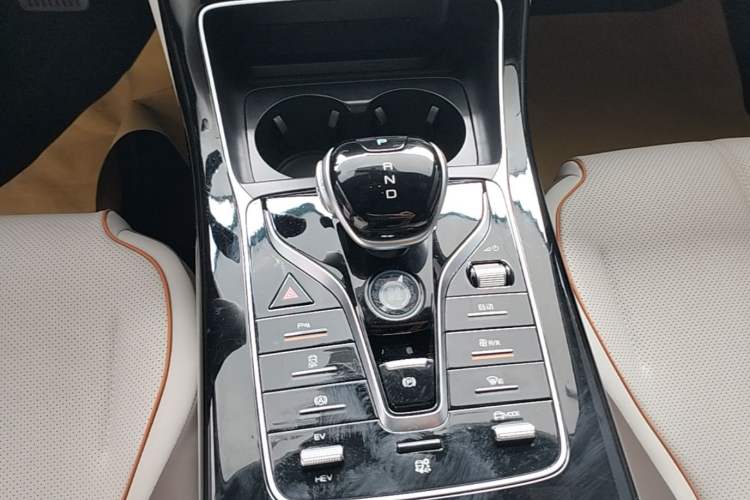 Used BYD Qin PLUS 2023 Champion Edition DM-i 55KM Superior Model Gear Lever