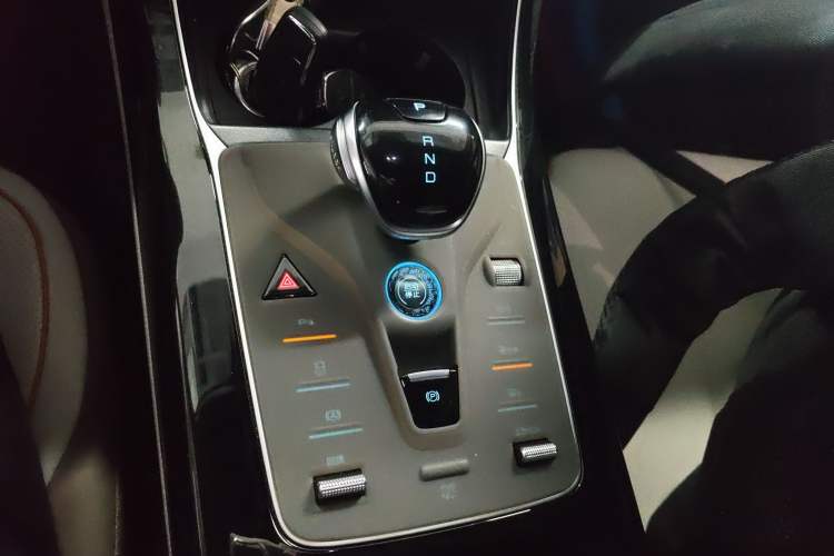 Used BYD Qin PLUS 2023 Champion Edition EV 420KM Leading Model Gear Lever
