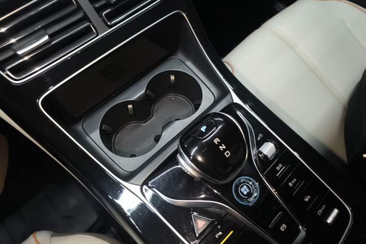 Used BYD Qin PLUS 2023 Champion Edition DM-i 120KM Beyond Model Gear Lever
