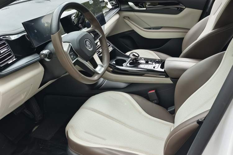 Used BYD Qin PLUS 2023 Champion Edition DM-i 55KM Leading Model Interior 1