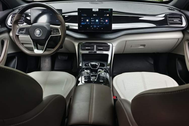Used BYD Qin PLUS 2023 Champion Edition DM-i 55KM Leading Model Interior 2