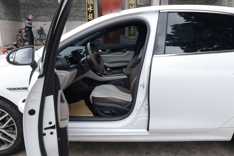 Used BYD Qin PLUS 2023 Champion Edition DM-i 55KM Superior Model Interior 5