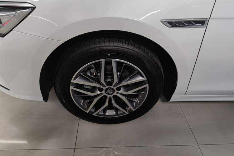 Used BYD Qin PLUS 2023 Champion Edition DM-i 120KM Excellence Model Left Front Wheel Hub