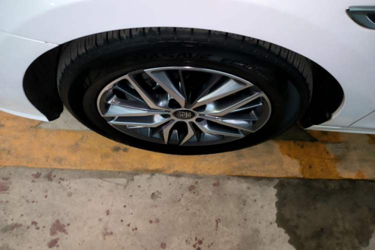Used BYD Qin PLUS 2023 Champion Edition DM-i 55KM Superior Model Left Front Wheel Hub
