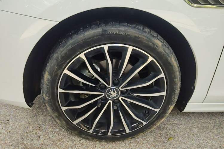 Used BYD Qin PLUS 2023 Champion Edition EV 610KM Excellence Model Left Front Wheel Hub