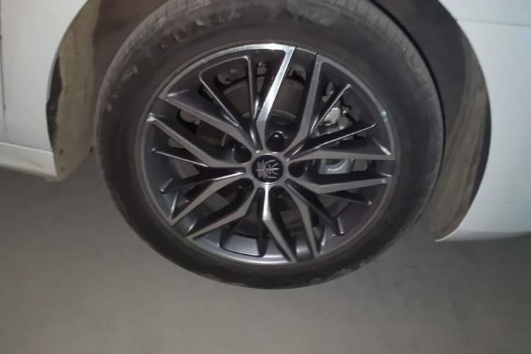 Used BYD Qin PLUS 2023 Champion Edition EV 510KM Beyond Model Right Front Wheel Hub