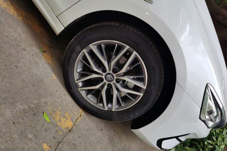 Used BYD Qin PLUS 2023 Champion Edition EV 510KM Beyond Model Right Front Wheel Hub