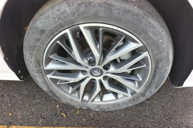 Used BYD Qin PLUS 2023 Champion Edition DM-i 120KM Beyond Model Right Front Wheel Hub