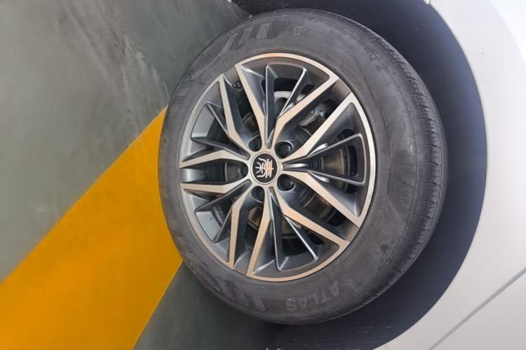 Used BYD Qin PLUS 2023 Champion Edition EV 420KM Leading Model Right Rear Wheel Hub