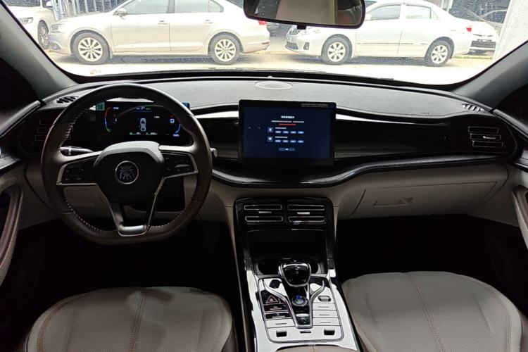 Used BYD Qin PLUS 2024 HONOR Edition DM-i 55KM Leading Model Center Console