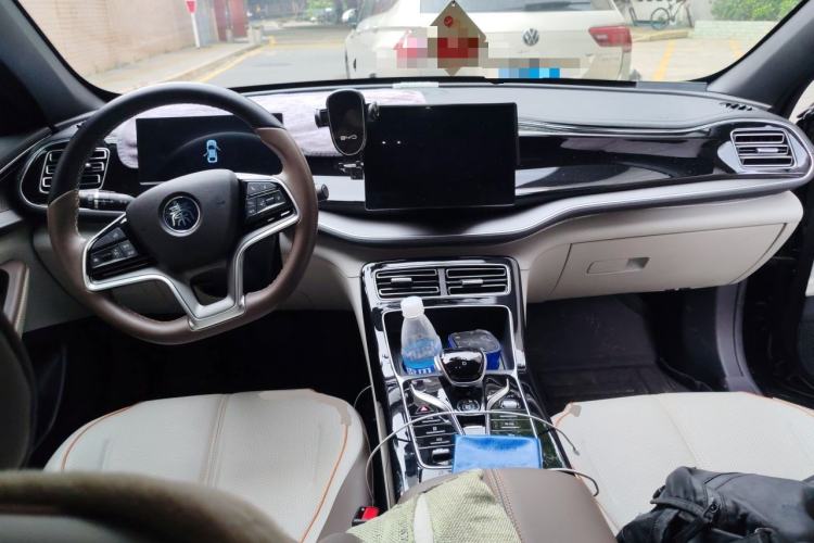 Used BYD Qin PLUS 2024 Honor Edition EV 510KM Leading Model Center Console