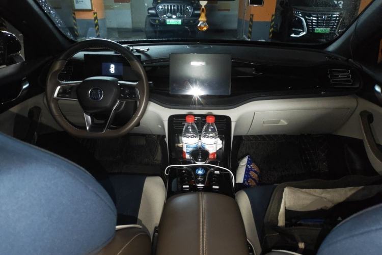 Used BYD Qin PLUS 2024 HONOR Edition DM-i 55KM Leading Model Center Console
