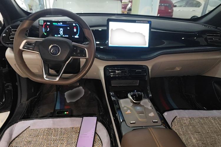 Used BYD Qin PLUS 2024 HONOR Edition DM-i 55KM Leading Model Center Console