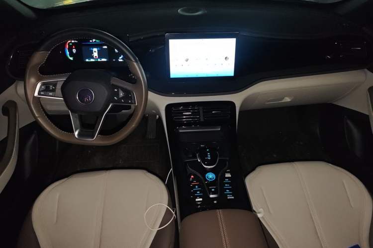 Used BYD Qin PLUS 2024 HONOR Edition DM-i 55KM Leading Model Center Console