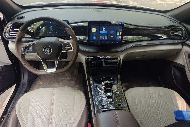 Used BYD Qin PLUS 2024 HONOR Edition DM-i 55KM Leading Model Center Console