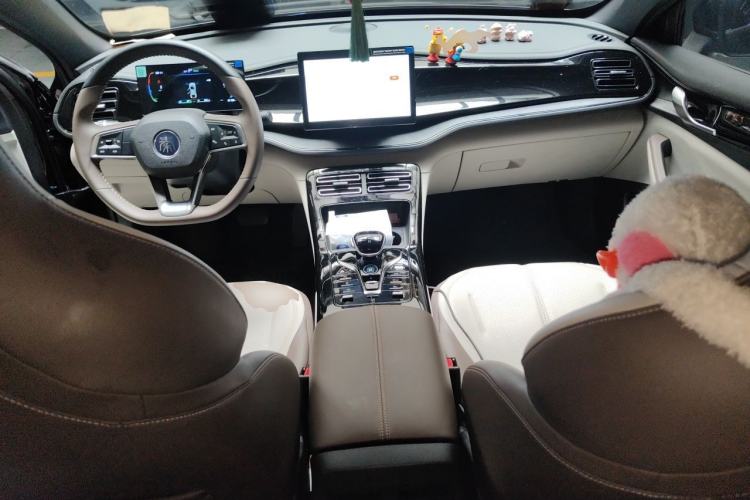 Used BYD Qin PLUS 2024 HONOR Edition DM-i 55KM Leading Model Center Console