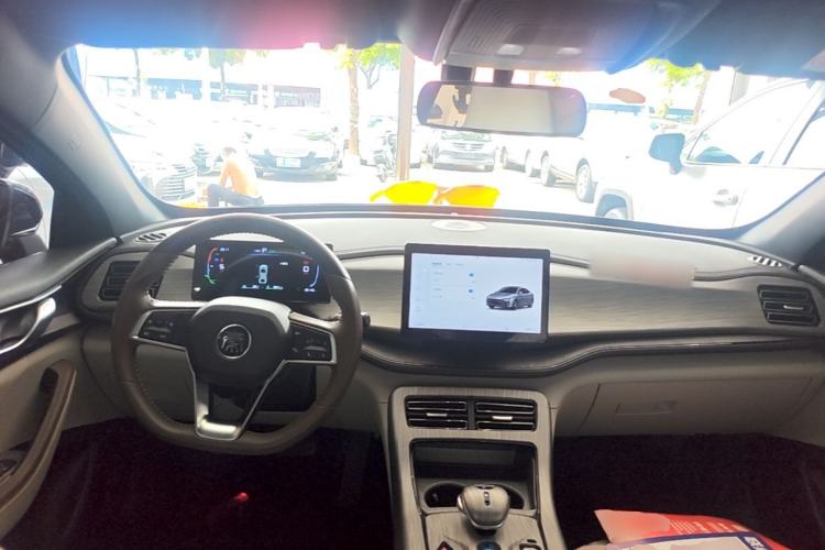 Used BYD Qin PLUS 2024 HONOR Edition DM-i 55KM Leading Model Center Console