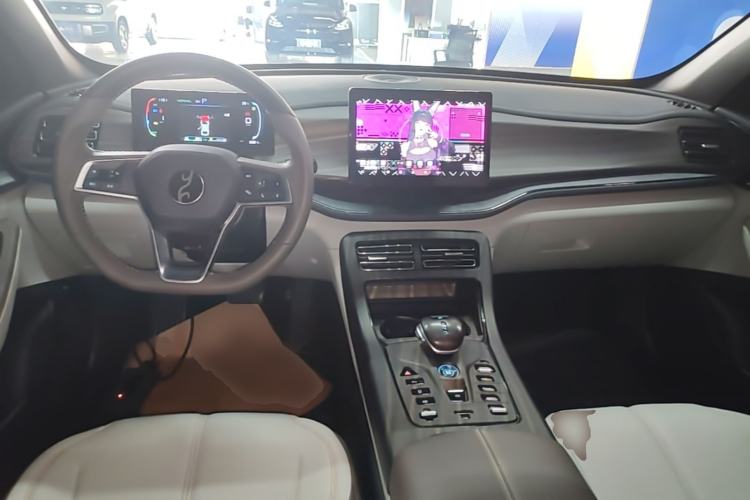 Used BYD Qin PLUS 2024 HONOR Edition DM-i 55KM Leading Model Center Console