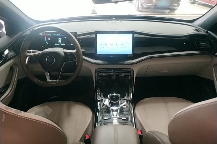 Used BYD Qin PLUS 2024 HONOR Edition DM-i 55KM Leading Model Center Console