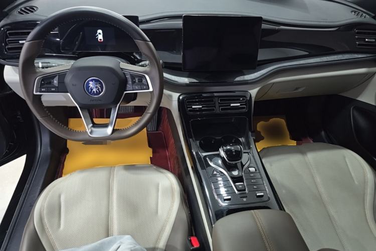 Used BYD Qin PLUS 2024 HONOR Edition DM-i 55KM Leading Model Center Console