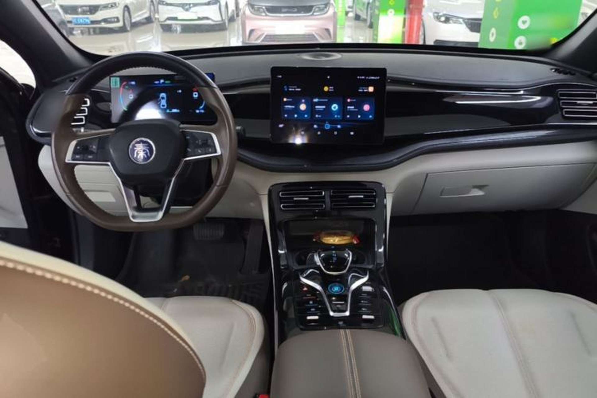 Used BYD Qin PLUS 2024 HONOR Edition DM-i 55KM Leading Model Center Console