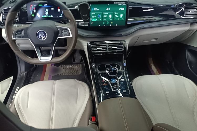 Used BYD Qin PLUS 2024 HONOR Edition DM-i 55KM Leading Model Center Console
