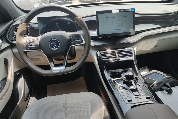 Used BYD Qin PLUS 2024 HONOR Edition DM-i 55KM Leading Model Center Console