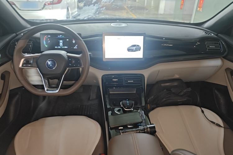 Used BYD Qin PLUS 2024 HONOR Edition DM-i 55KM Leading Model Center Console