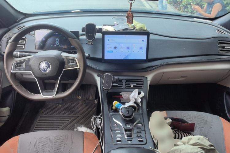 Used BYD Qin PLUS 2024 HONOR Edition DM-i 55KM Leading Model Center Console