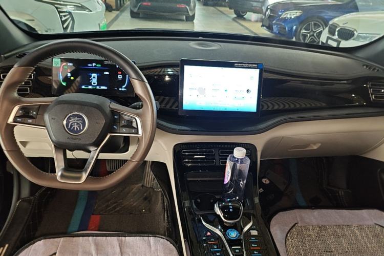 Used BYD Qin PLUS 2024 HONOR Edition DM-i 55KM Leading Model Center Console