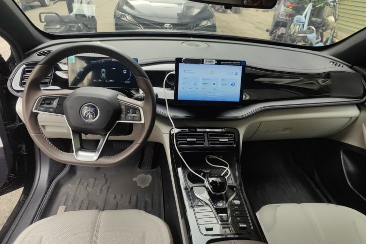 Used BYD Qin PLUS 2024 HONOR Edition DM-i 55KM Leading Model Center Console